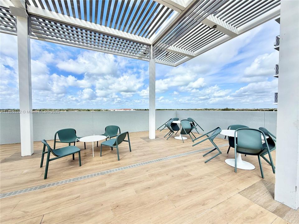 Active With Contract: $320,000 (1 beds, 1 baths, 714 Square Feet)