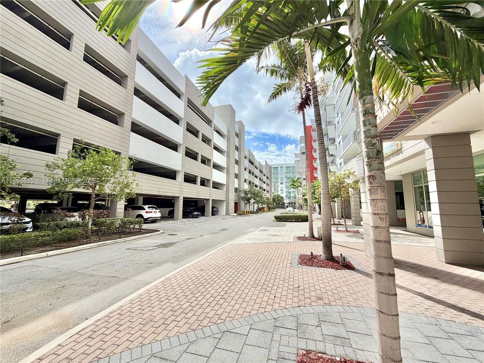 Active With Contract: $320,000 (1 beds, 1 baths, 714 Square Feet)