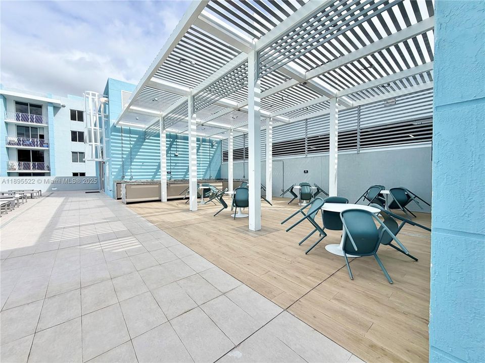 Active With Contract: $320,000 (1 beds, 1 baths, 714 Square Feet)