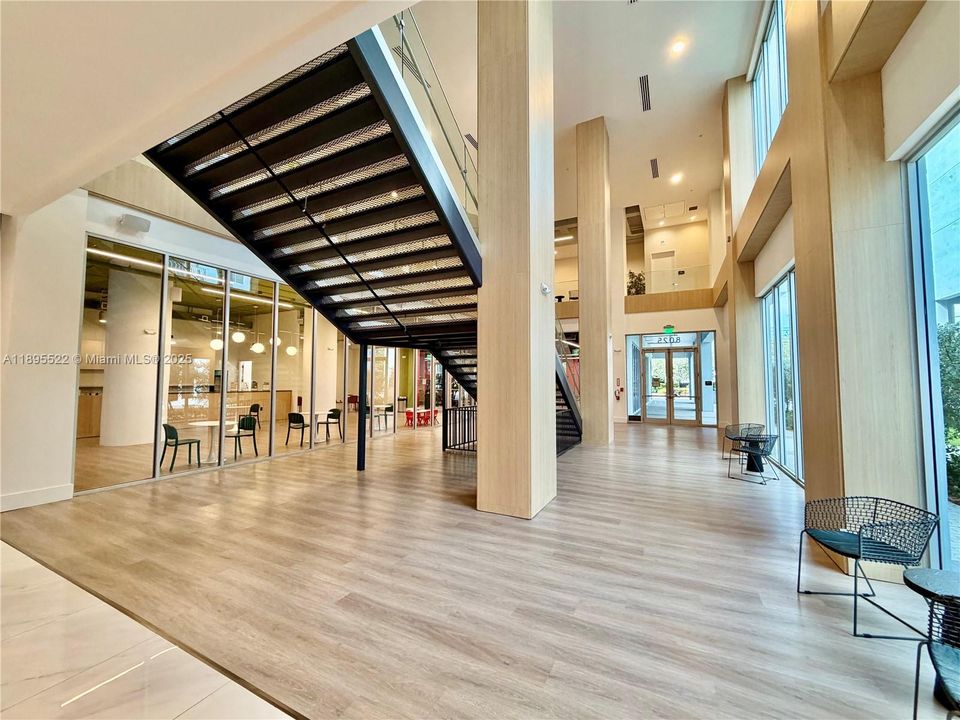 Active With Contract: $320,000 (1 beds, 1 baths, 714 Square Feet)