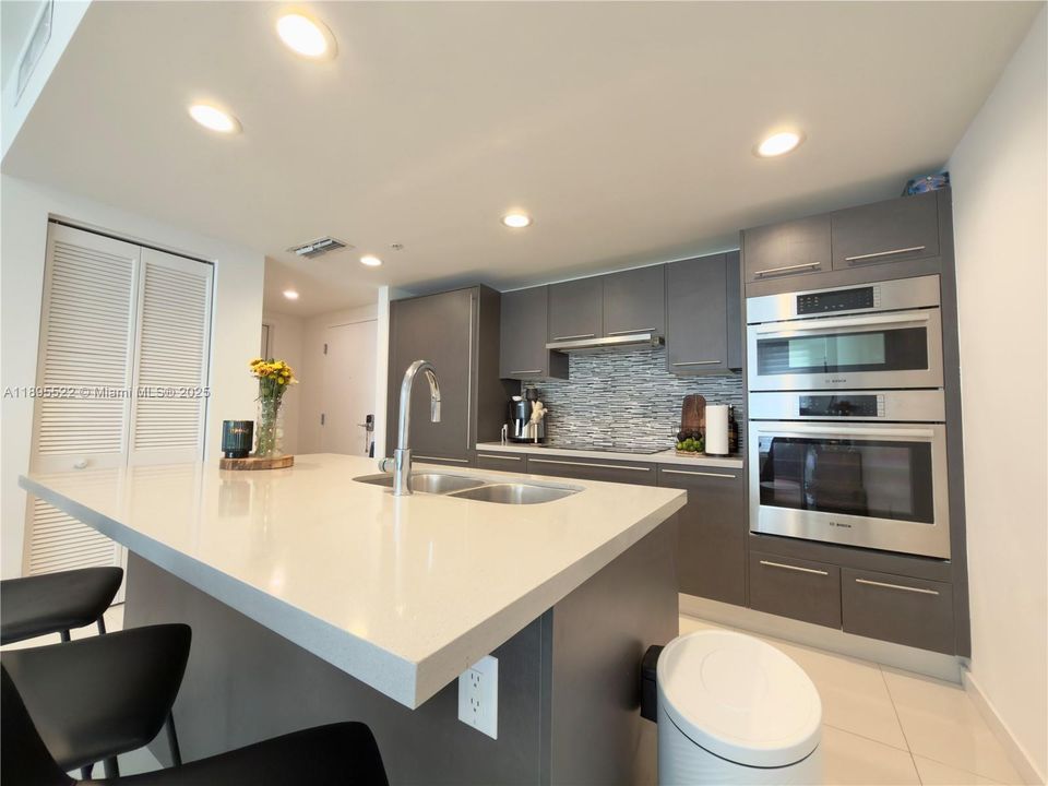 Active With Contract: $320,000 (1 beds, 1 baths, 714 Square Feet)