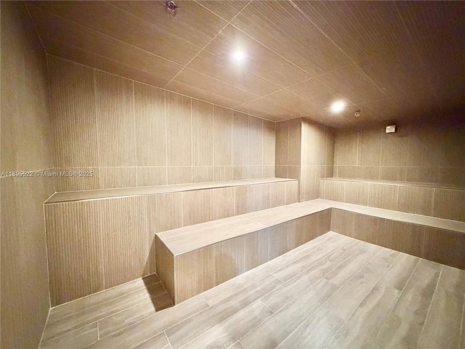 Active With Contract: $320,000 (1 beds, 1 baths, 714 Square Feet)