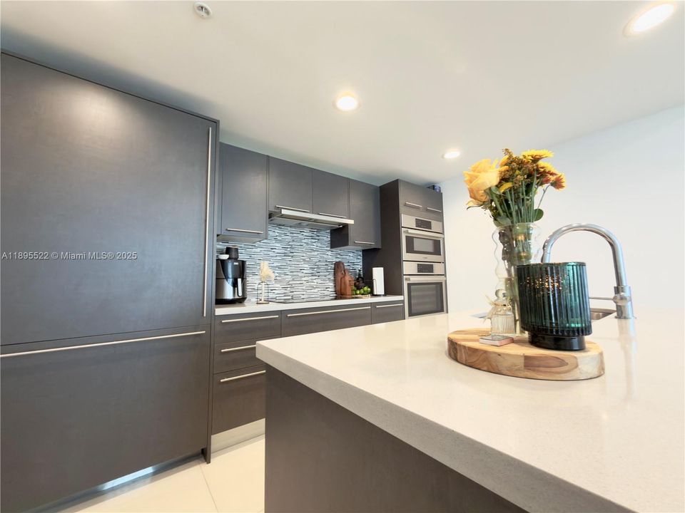 Active With Contract: $320,000 (1 beds, 1 baths, 714 Square Feet)