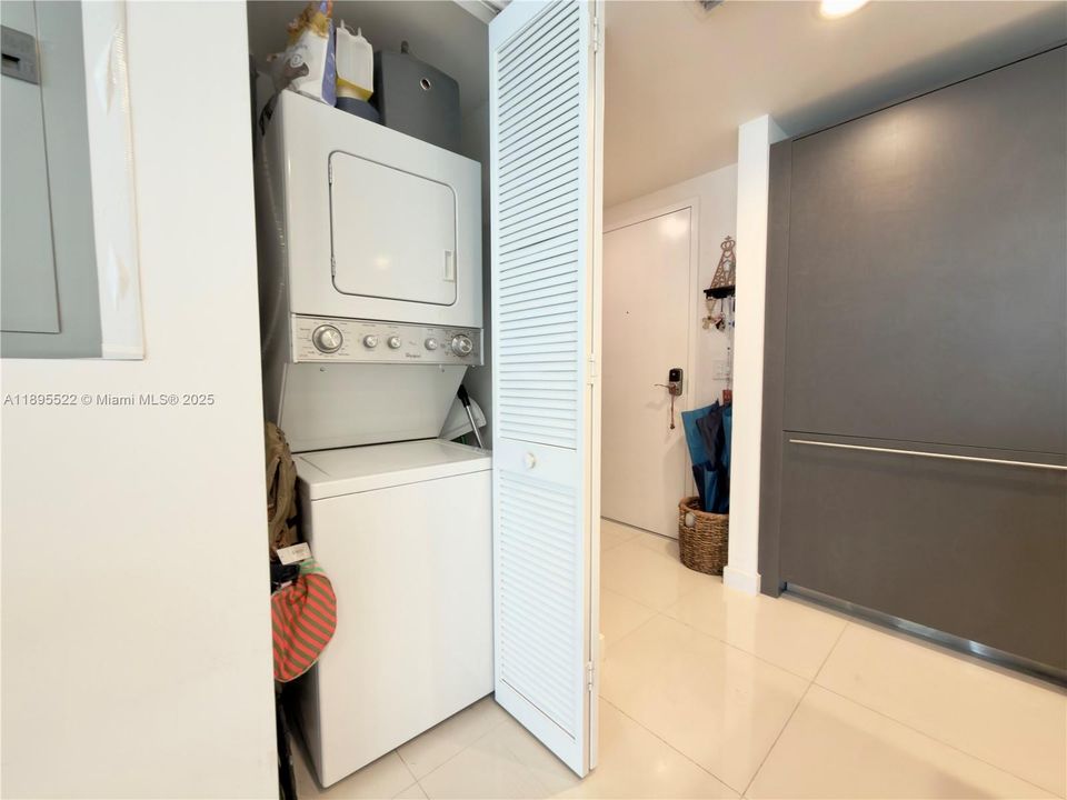 Active With Contract: $320,000 (1 beds, 1 baths, 714 Square Feet)