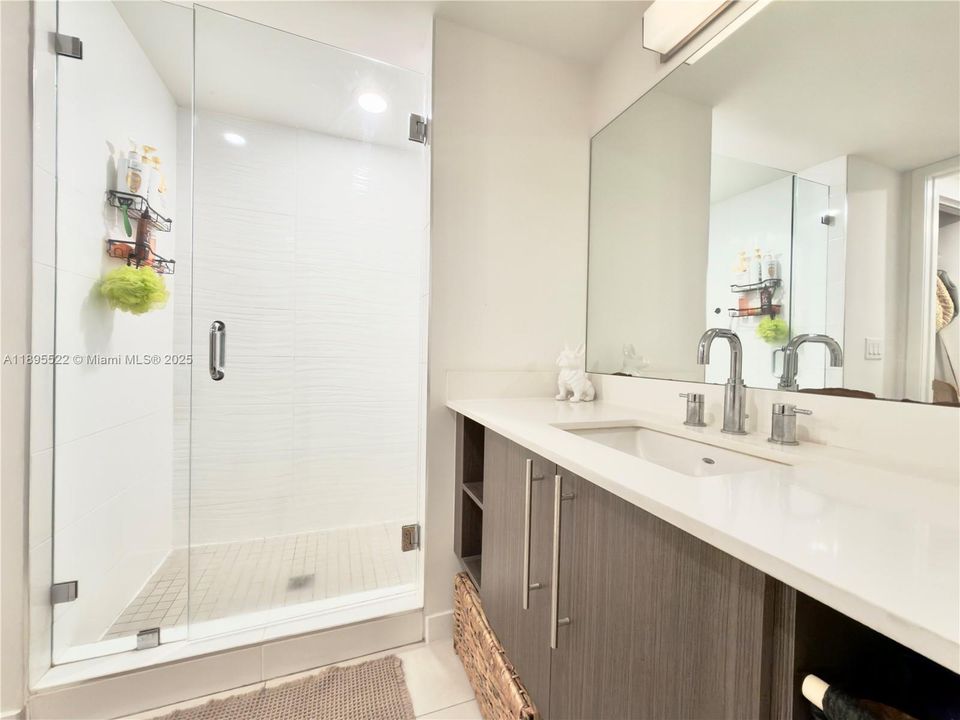 Active With Contract: $320,000 (1 beds, 1 baths, 714 Square Feet)