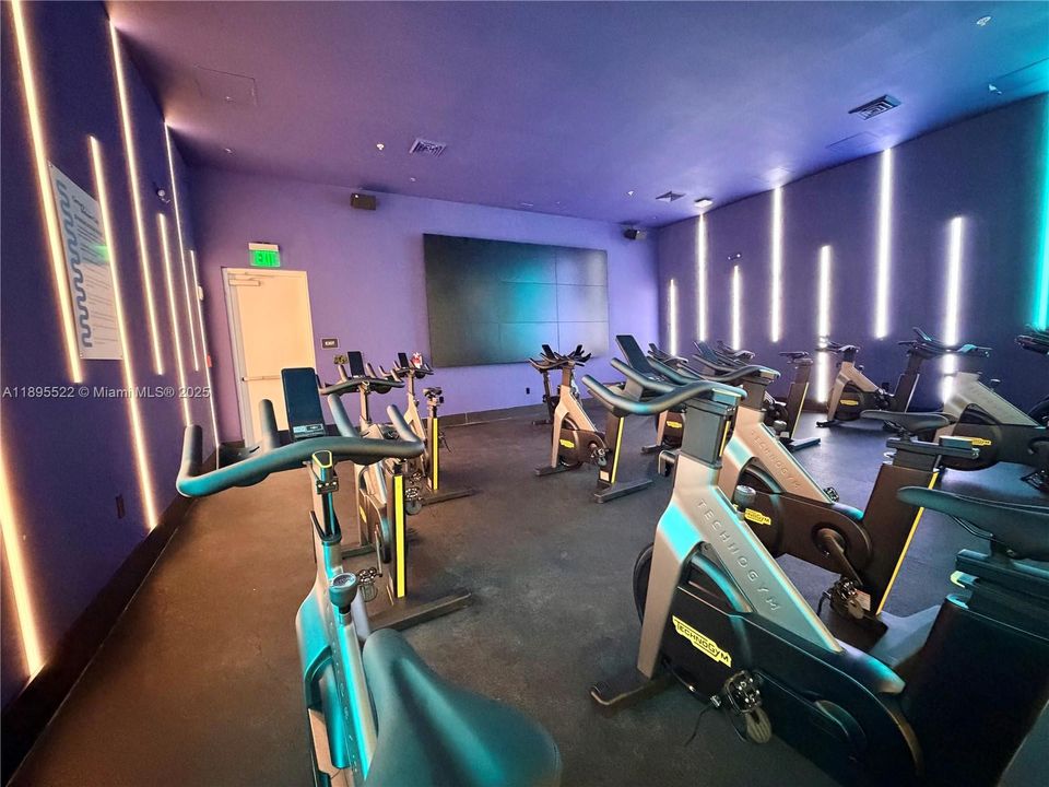 Active With Contract: $320,000 (1 beds, 1 baths, 714 Square Feet)