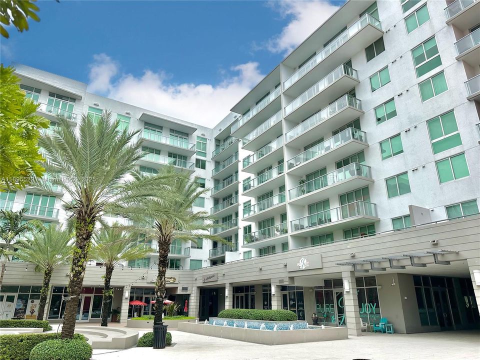 Active With Contract: $320,000 (1 beds, 1 baths, 714 Square Feet)