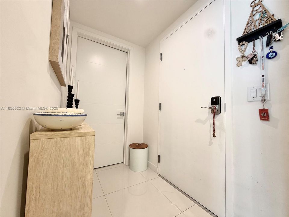 Active With Contract: $320,000 (1 beds, 1 baths, 714 Square Feet)