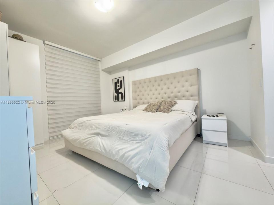 Active With Contract: $320,000 (1 beds, 1 baths, 714 Square Feet)