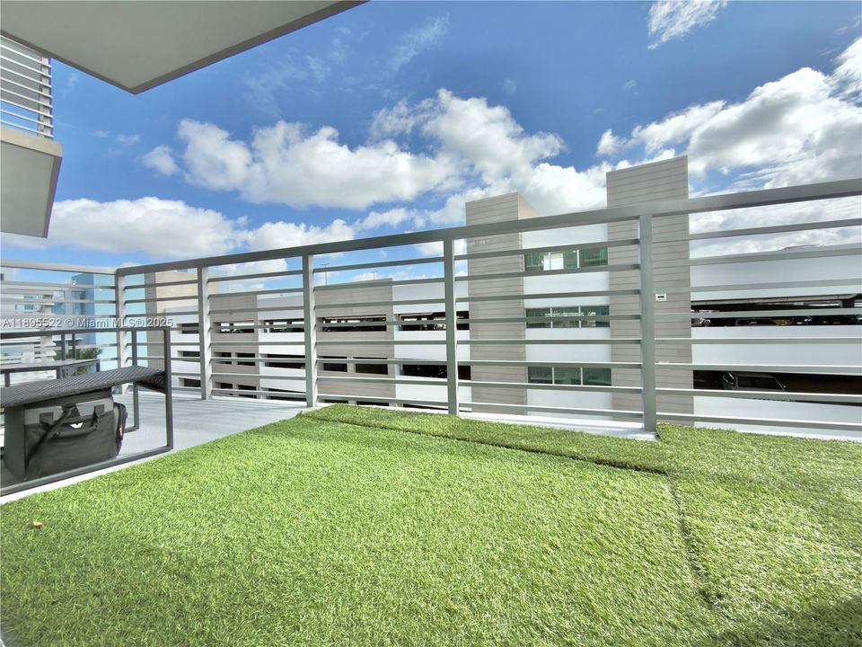 Active With Contract: $320,000 (1 beds, 1 baths, 714 Square Feet)