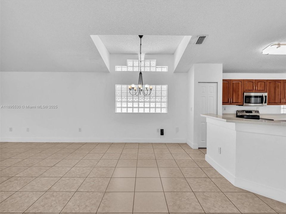 На продажу: $669,000 (3 спален, 2 ванн, 1615 Квадратных фут)