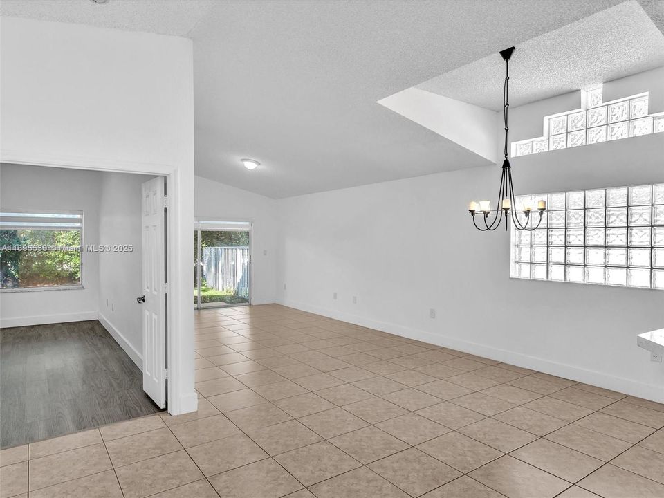 На продажу: $669,000 (3 спален, 2 ванн, 1615 Квадратных фут)