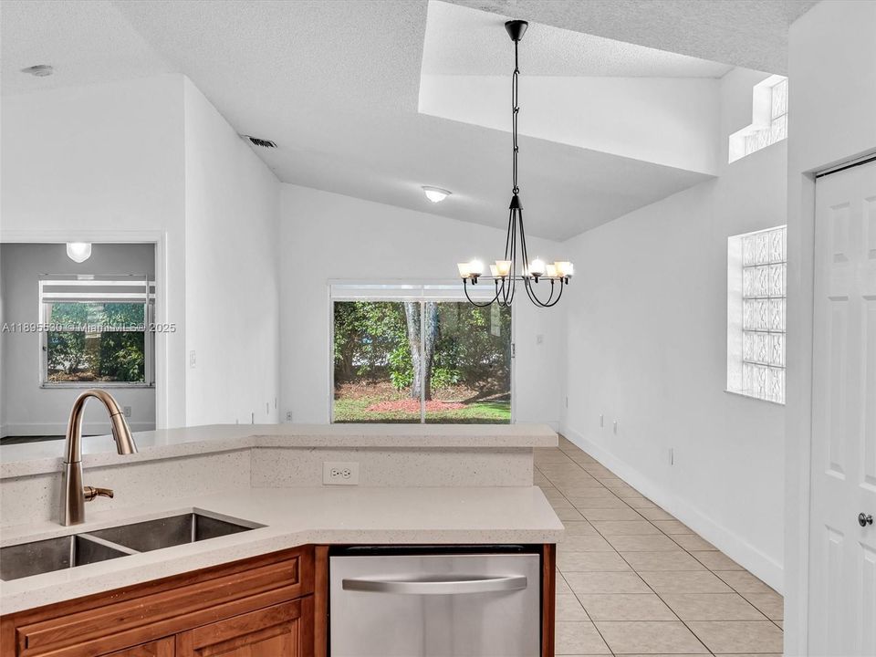 На продажу: $669,000 (3 спален, 2 ванн, 1615 Квадратных фут)