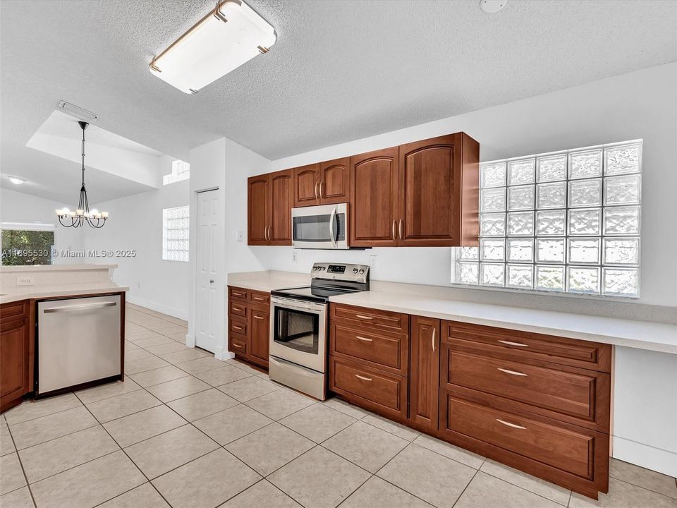 На продажу: $669,000 (3 спален, 2 ванн, 1615 Квадратных фут)