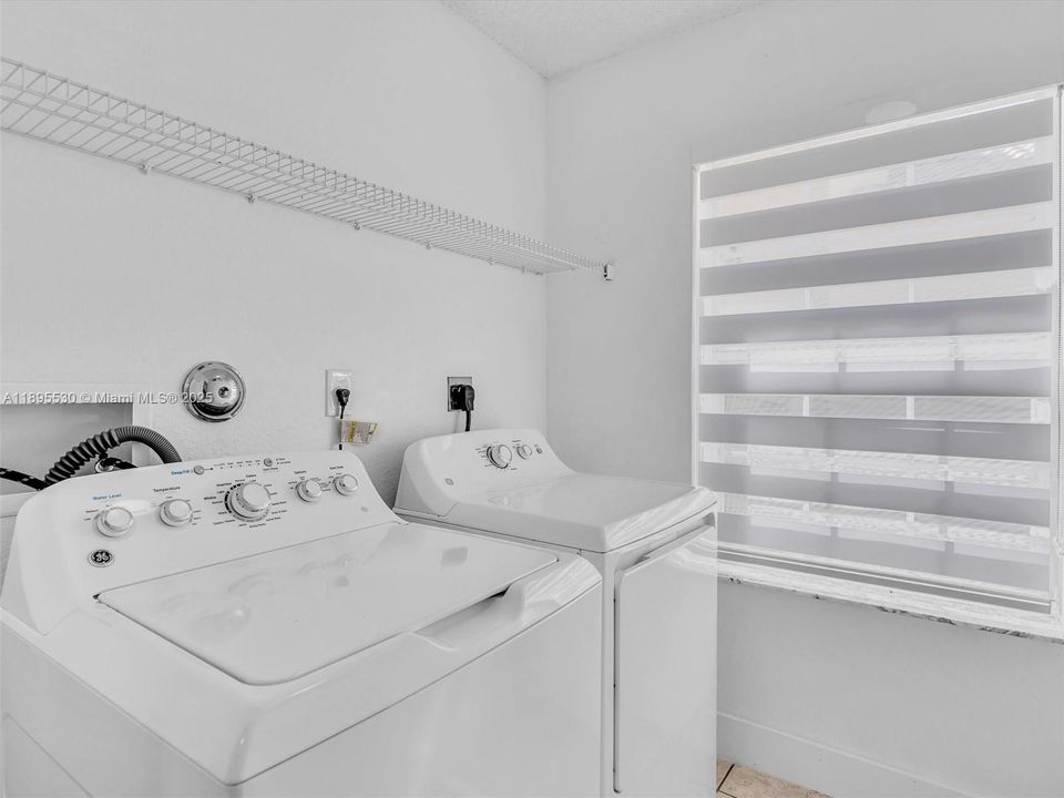 На продажу: $669,000 (3 спален, 2 ванн, 1615 Квадратных фут)