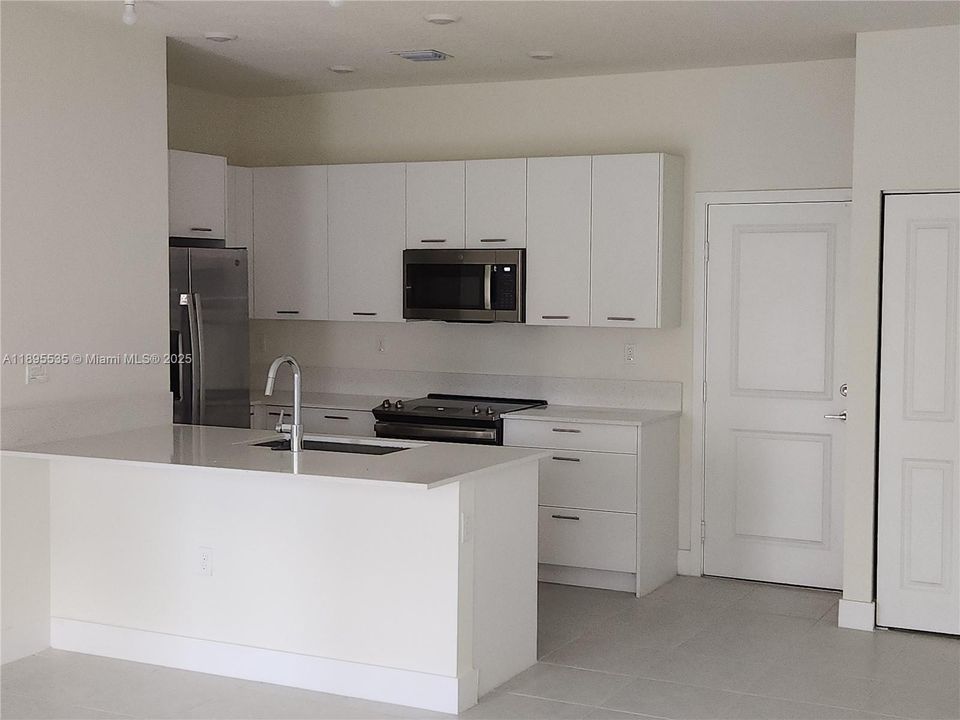 Под контрактом: $4,800 (3 спален, 2 ванн, 1866 Квадратных фут)