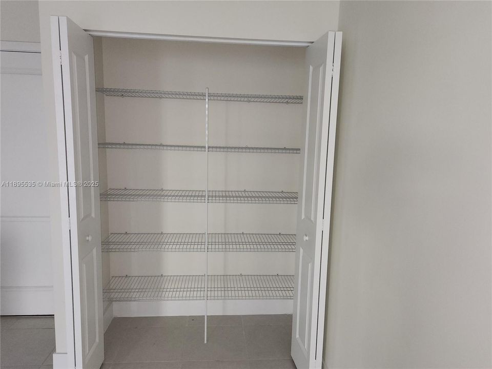 Под контрактом: $4,800 (3 спален, 2 ванн, 1866 Квадратных фут)