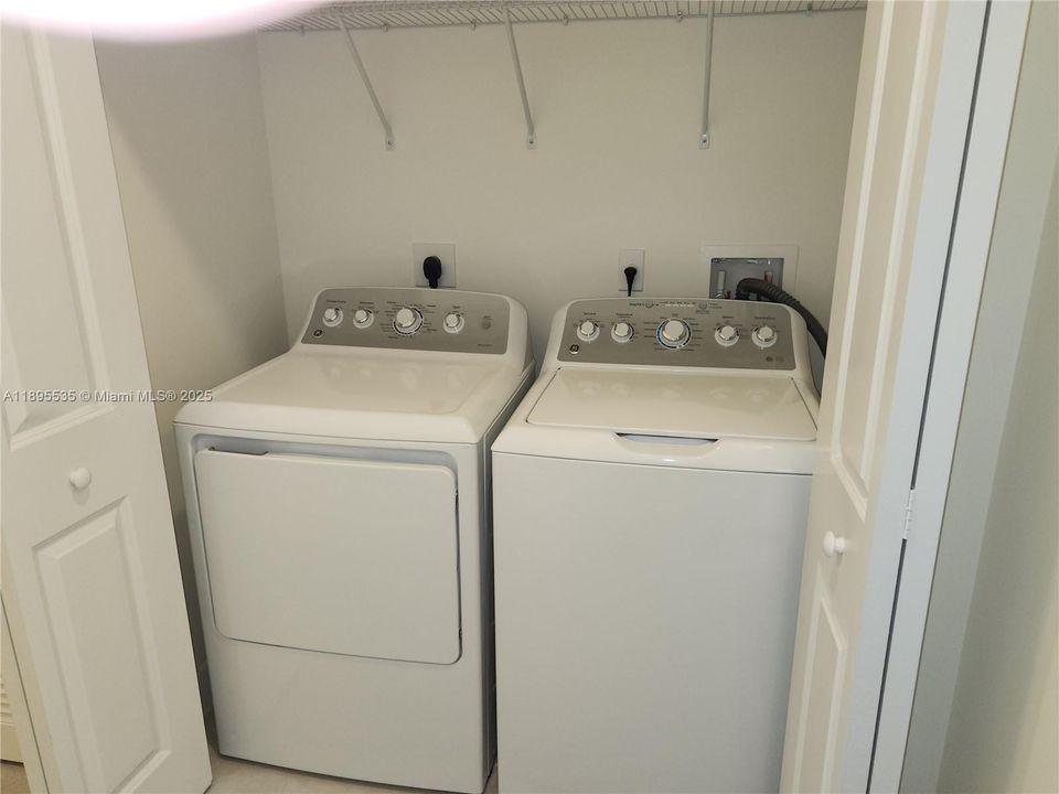 Под контрактом: $4,800 (3 спален, 2 ванн, 1866 Квадратных фут)