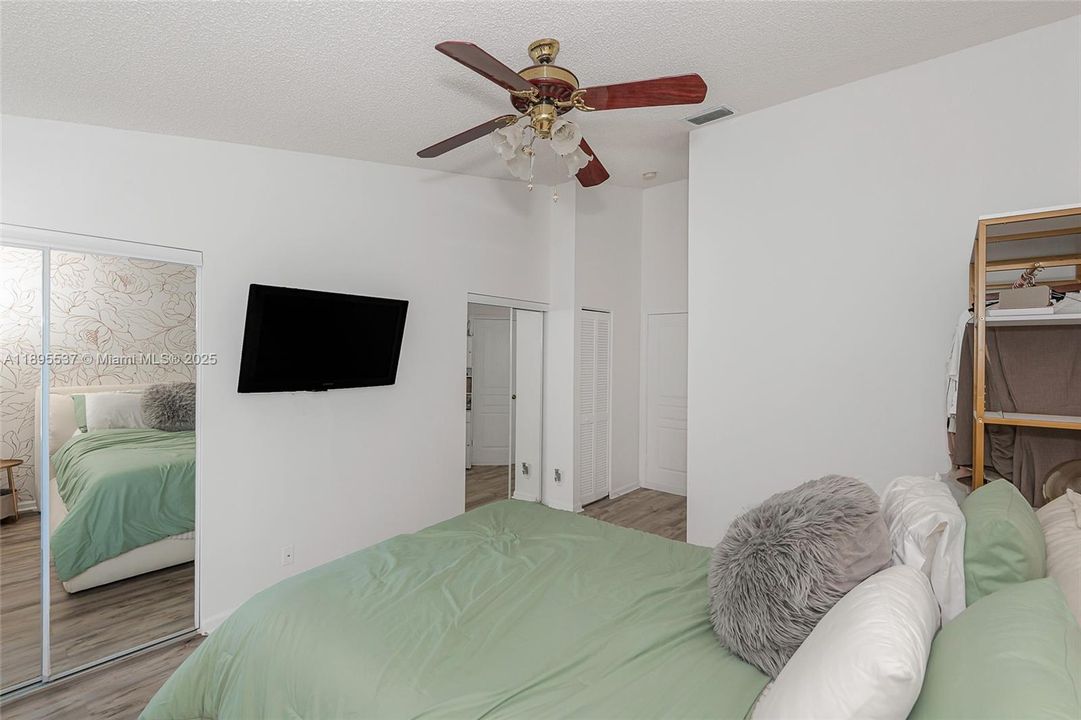 На продажу: $368,000 (2 спален, 1 ванн, 1110 Квадратных фут)