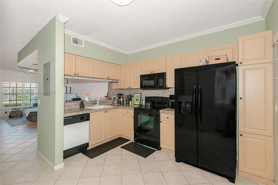 На продажу: $368,000 (2 спален, 1 ванн, 1110 Квадратных фут)