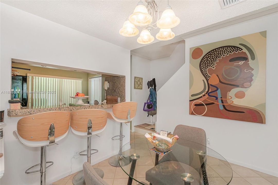 На продажу: $368,000 (2 спален, 1 ванн, 1110 Квадратных фут)