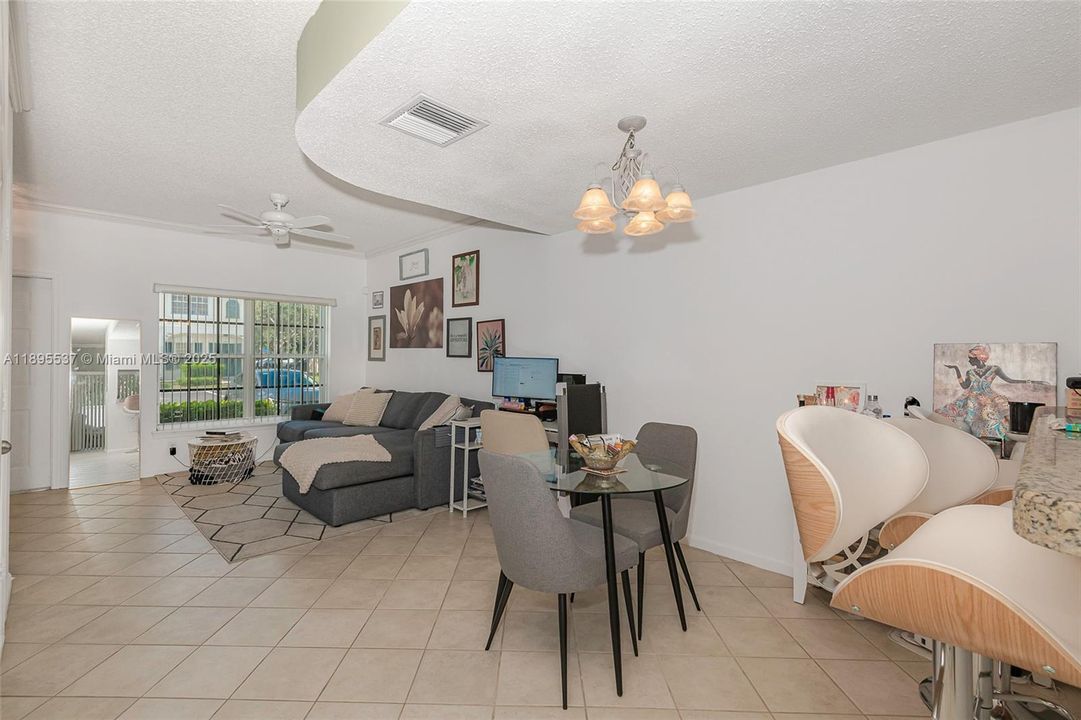 На продажу: $368,000 (2 спален, 1 ванн, 1110 Квадратных фут)