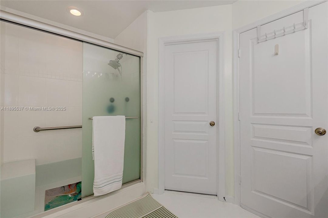 На продажу: $368,000 (2 спален, 1 ванн, 1110 Квадратных фут)