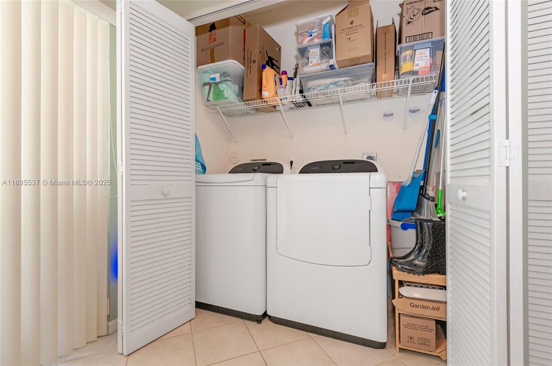 На продажу: $368,000 (2 спален, 1 ванн, 1110 Квадратных фут)