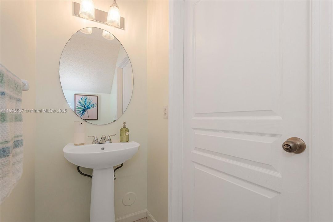 На продажу: $368,000 (2 спален, 1 ванн, 1110 Квадратных фут)