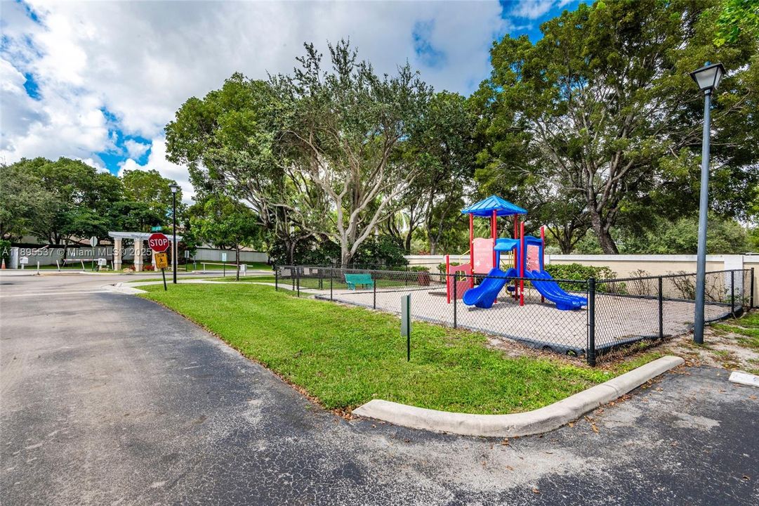 На продажу: $368,000 (2 спален, 1 ванн, 1110 Квадратных фут)