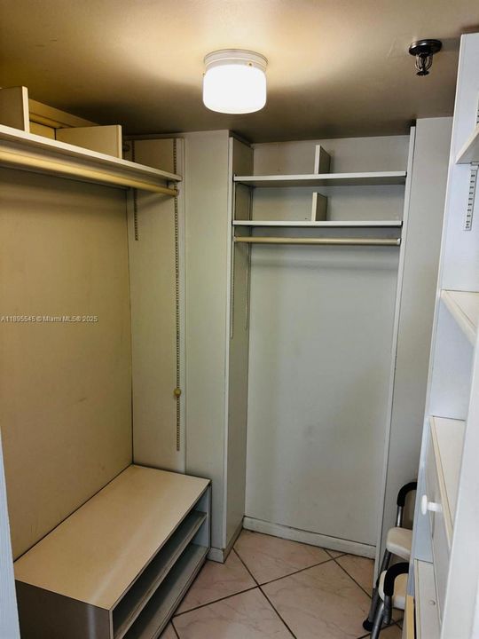 For Sale: $319,000 (1 beds, 1 baths, 770 Square Feet)