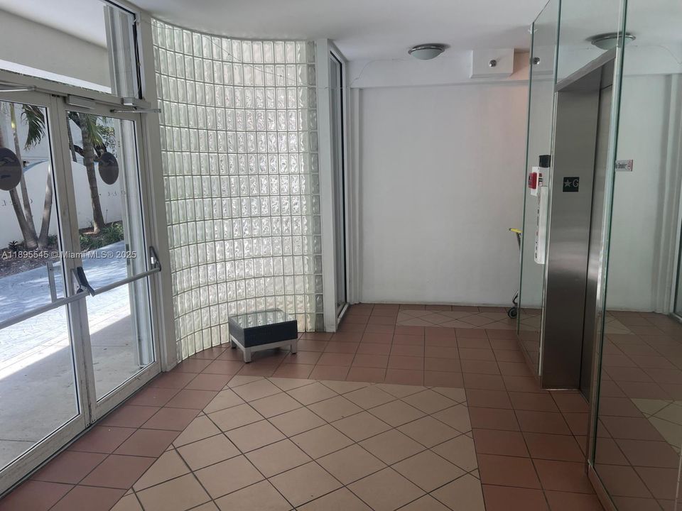 For Sale: $319,000 (1 beds, 1 baths, 770 Square Feet)