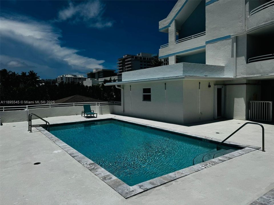 For Sale: $319,000 (1 beds, 1 baths, 770 Square Feet)