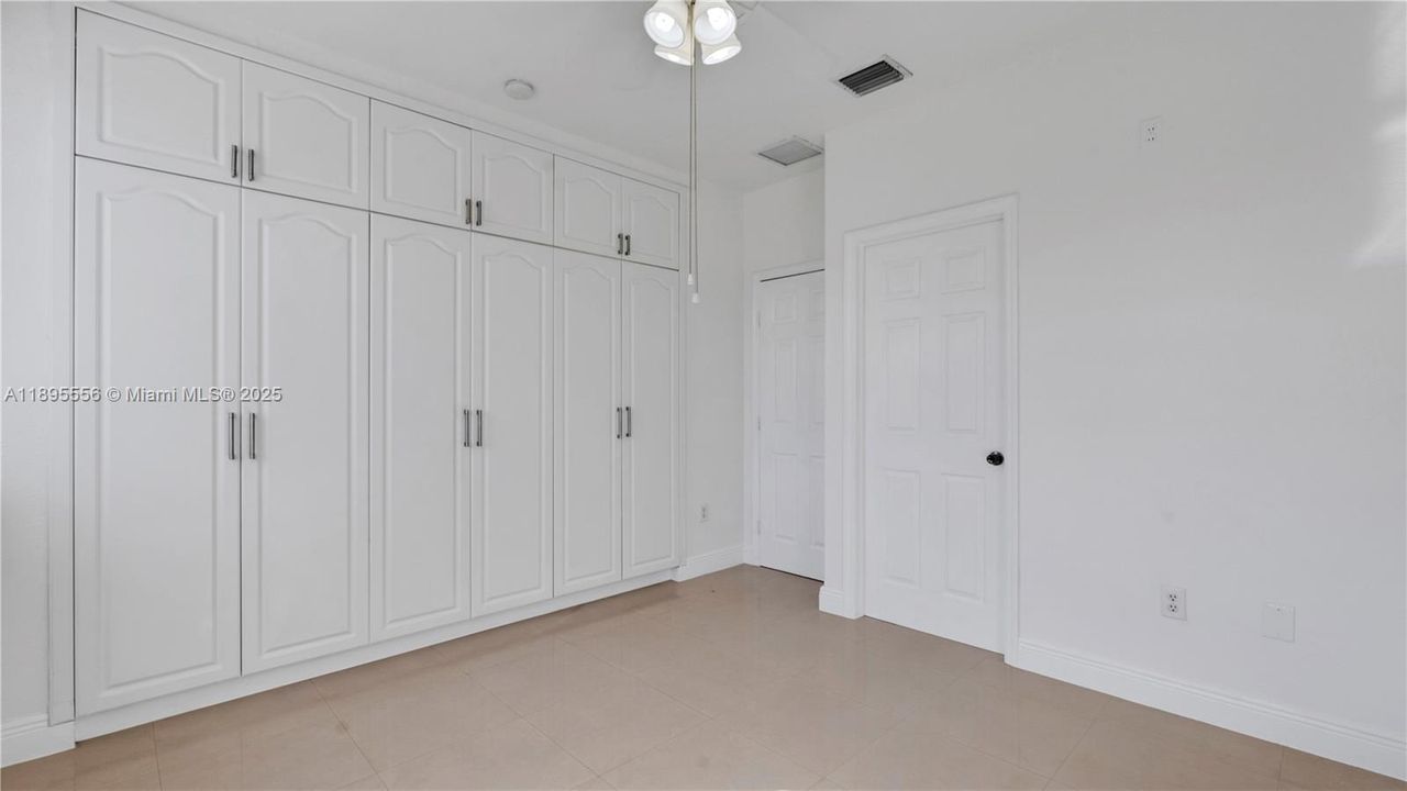 Недавно арендовано: $5,300 (5 спален, 4 ванн, 3017 Квадратных фут)