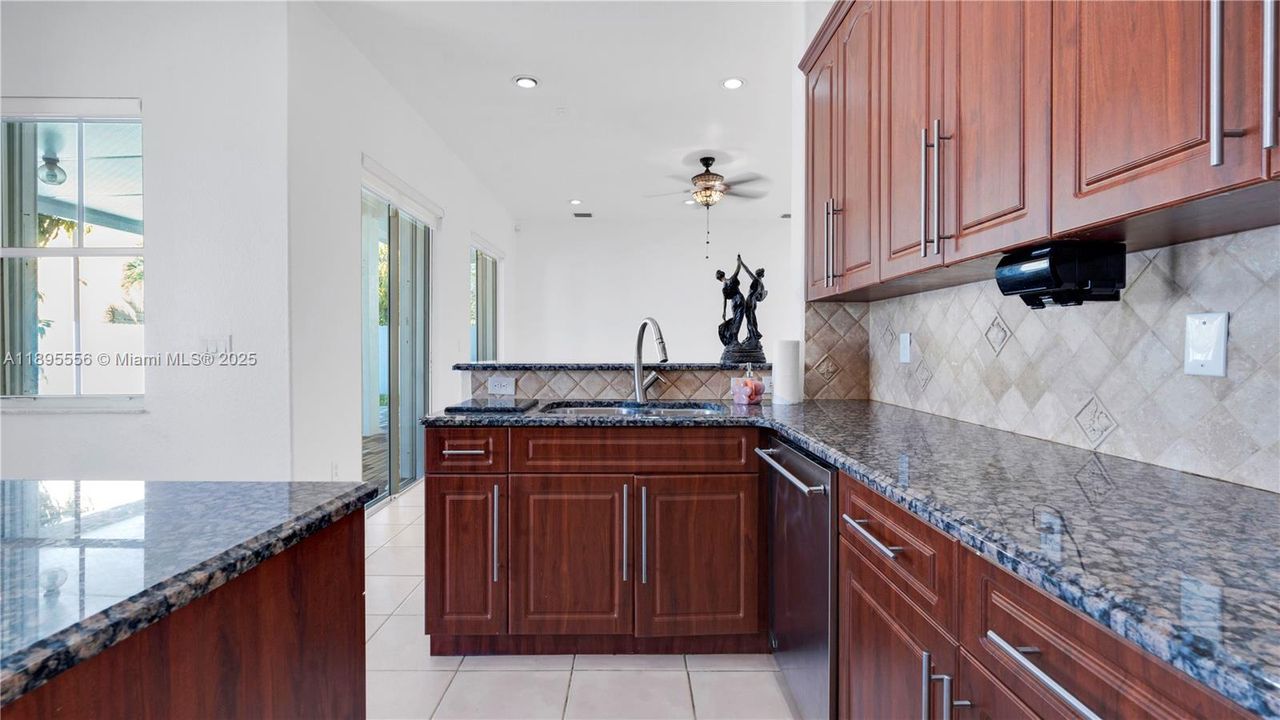 Недавно арендовано: $5,300 (5 спален, 4 ванн, 3017 Квадратных фут)