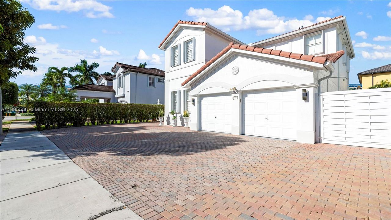 Недавно арендовано: $5,300 (5 спален, 4 ванн, 3017 Квадратных фут)