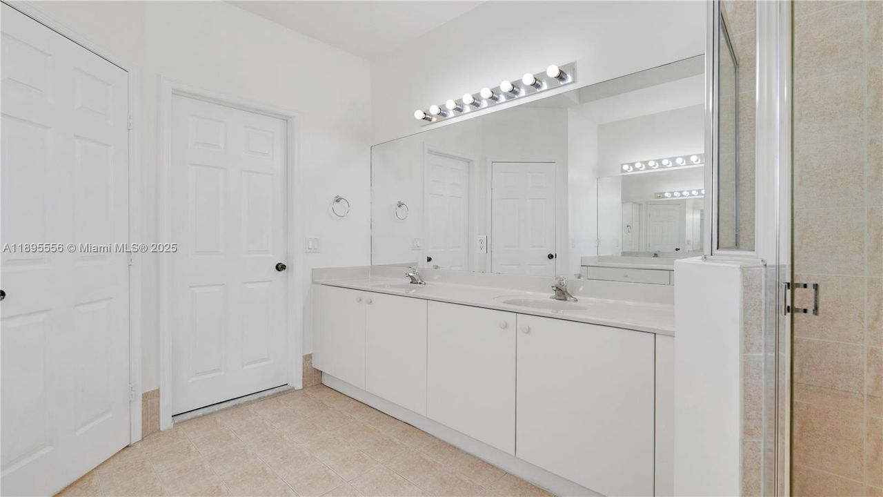 Недавно арендовано: $5,300 (5 спален, 4 ванн, 3017 Квадратных фут)