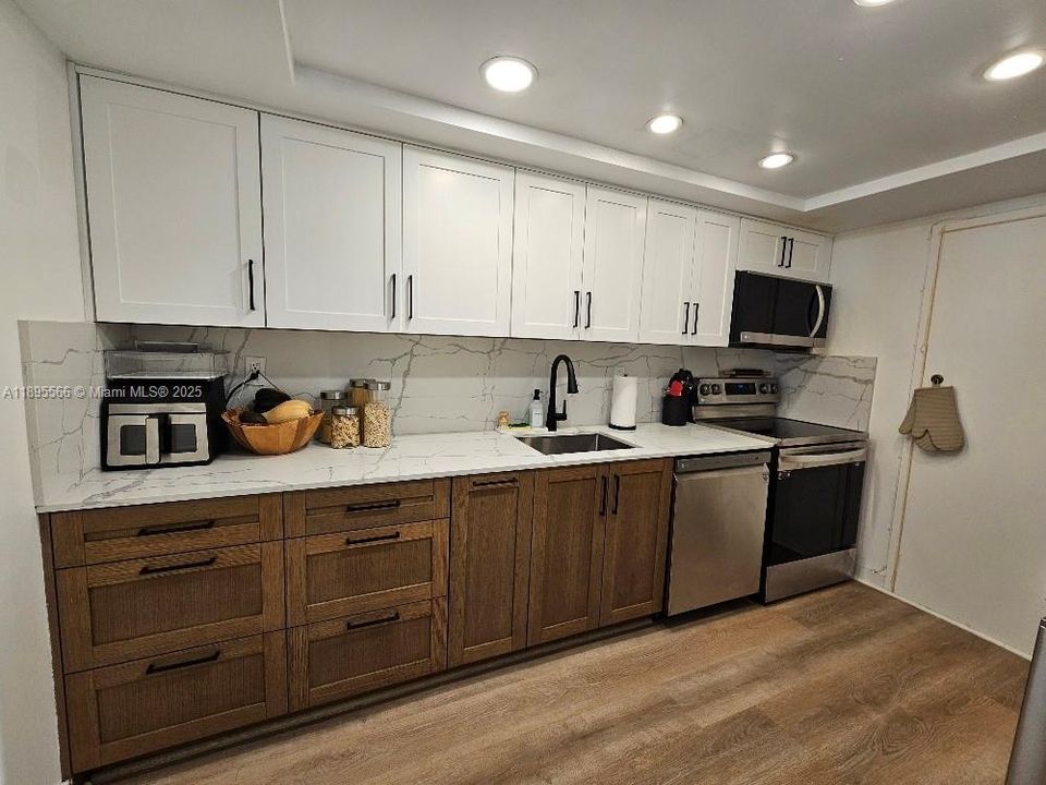 待售: $215,000 (1 贝兹, 1 浴室, 717 平方英尺)