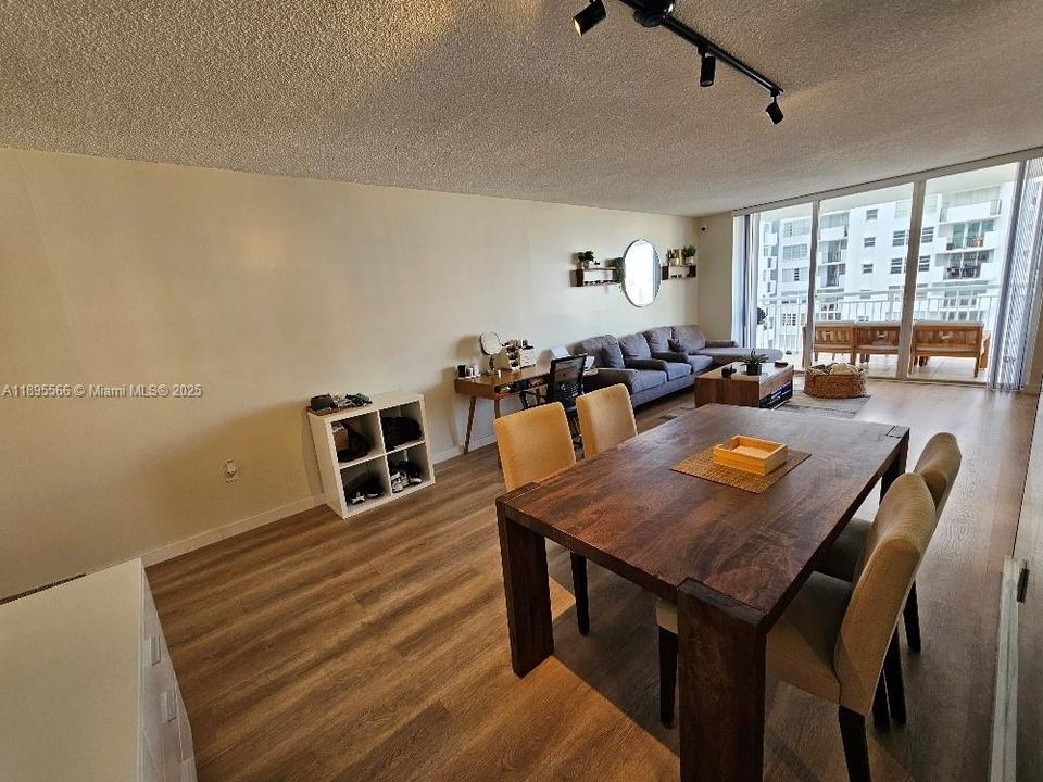 待售: $215,000 (1 贝兹, 1 浴室, 717 平方英尺)