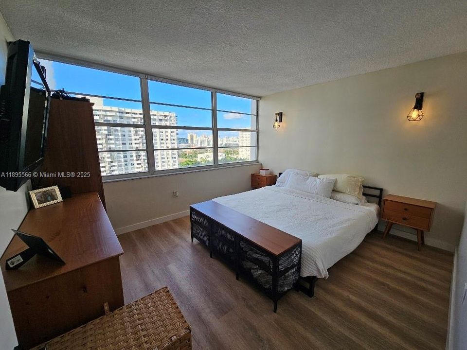 待售: $215,000 (1 贝兹, 1 浴室, 717 平方英尺)