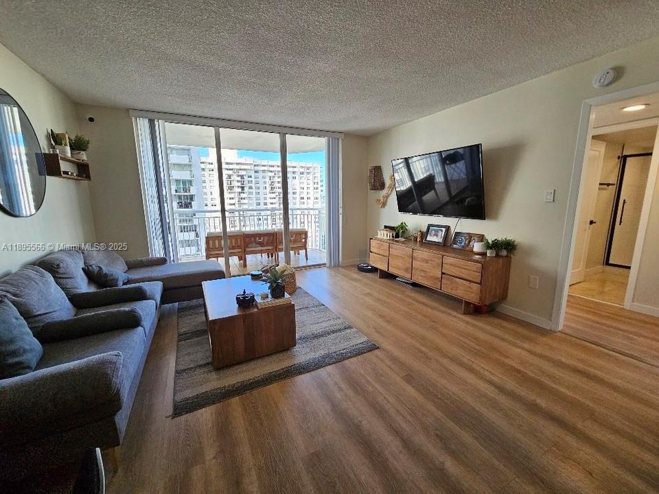 待售: $215,000 (1 贝兹, 1 浴室, 717 平方英尺)