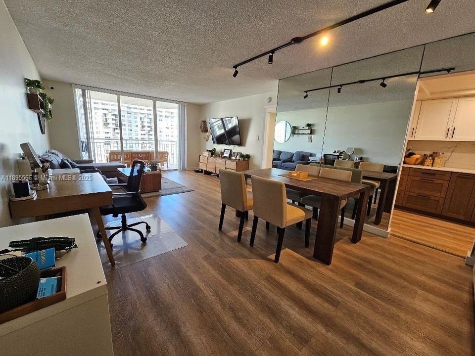 待售: $215,000 (1 贝兹, 1 浴室, 717 平方英尺)