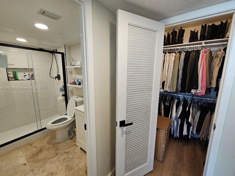 待售: $215,000 (1 贝兹, 1 浴室, 717 平方英尺)