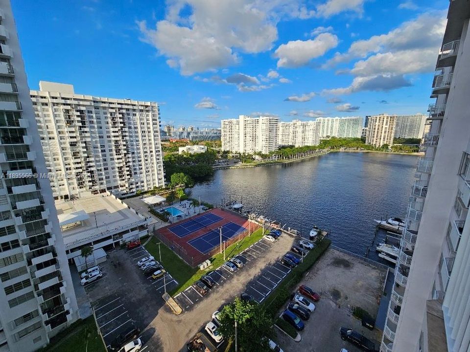 待售: $215,000 (1 贝兹, 1 浴室, 717 平方英尺)