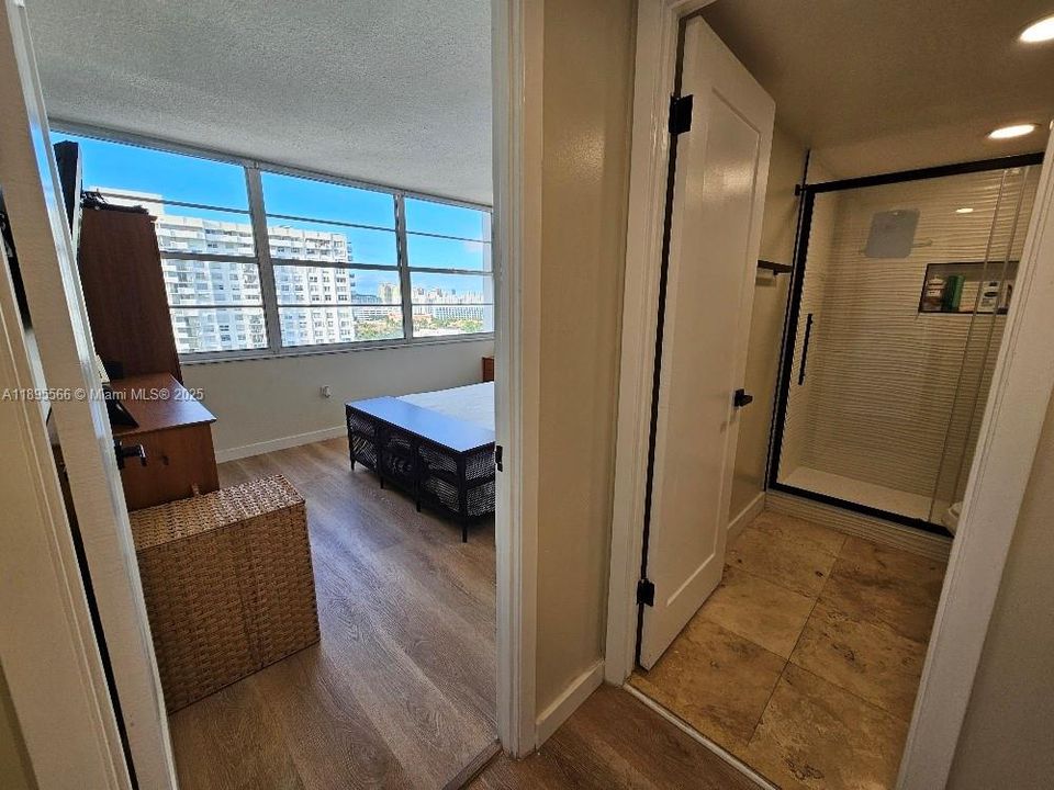 待售: $215,000 (1 贝兹, 1 浴室, 717 平方英尺)