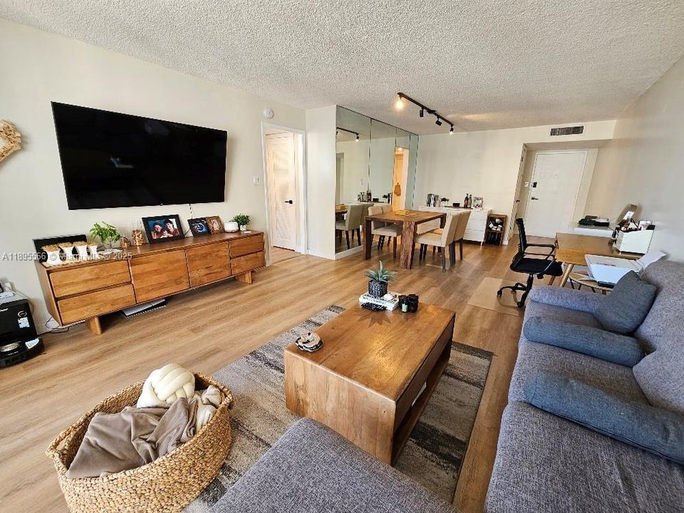 待售: $215,000 (1 贝兹, 1 浴室, 717 平方英尺)