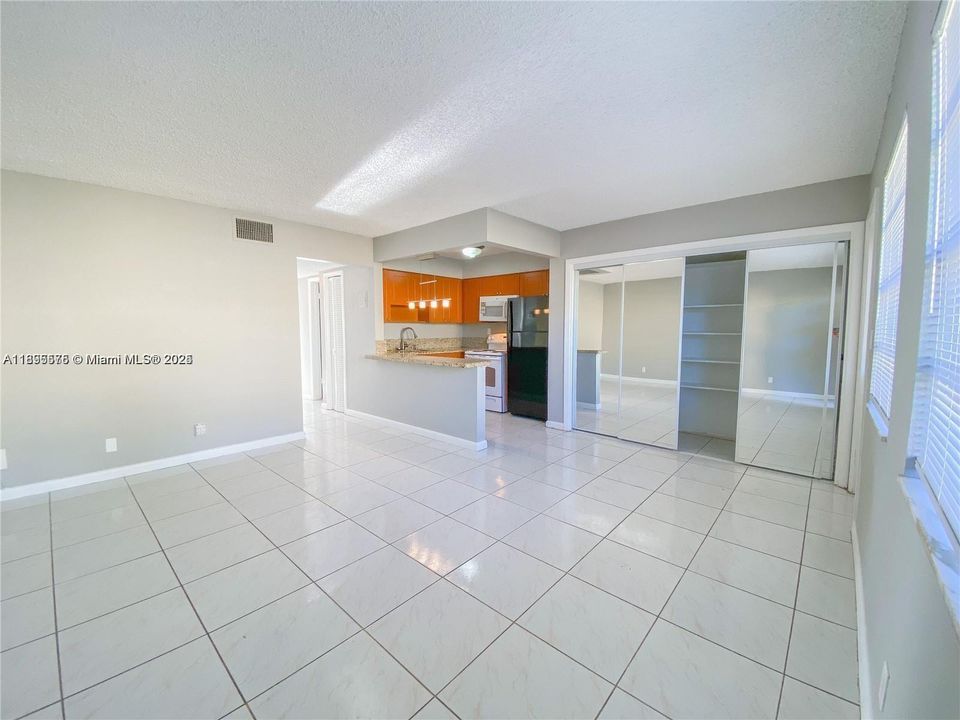 Active With Contract: $1,750 (2 beds, 1 baths, 800 Square Feet)