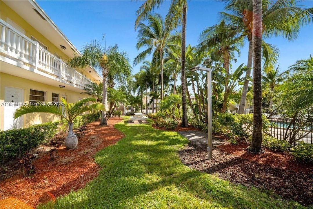 Active With Contract: $1,750 (2 beds, 1 baths, 800 Square Feet)