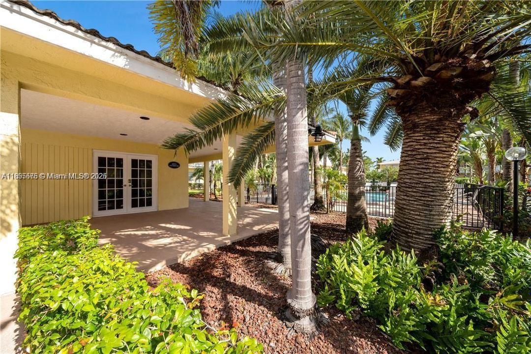 Active With Contract: $1,750 (2 beds, 1 baths, 800 Square Feet)