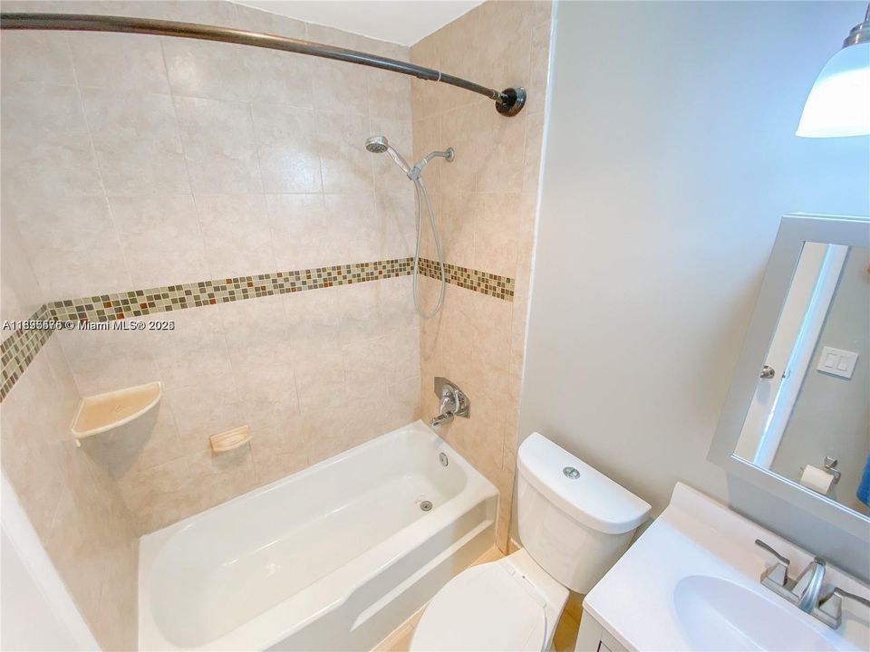 Active With Contract: $1,750 (2 beds, 1 baths, 800 Square Feet)